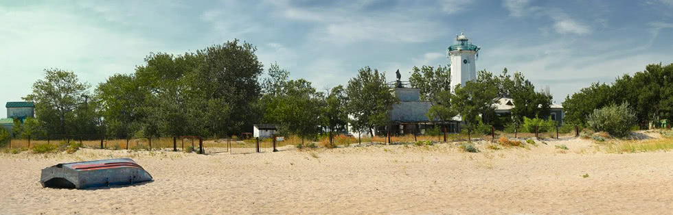 Фото: вид з пляжу на маяк
